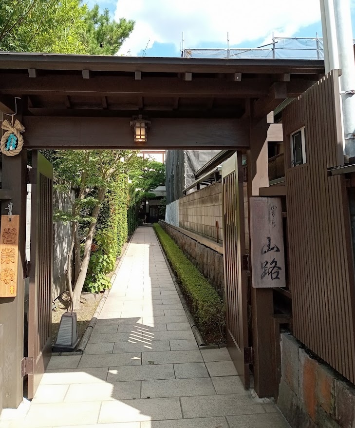 鎌倉・小町通りの蕎麦屋 かまくら山路の外観