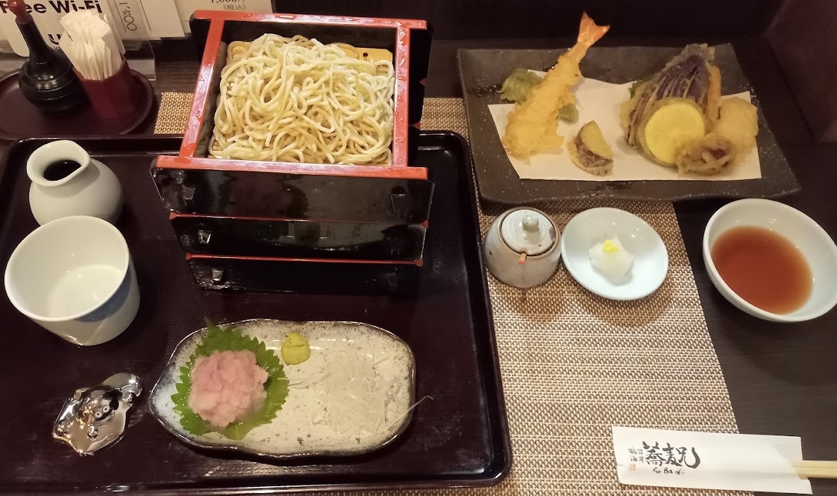 鵠沼海岸の蕎麦屋 蕎麦兄の辛味おろしと天ぷら盛り合わせ